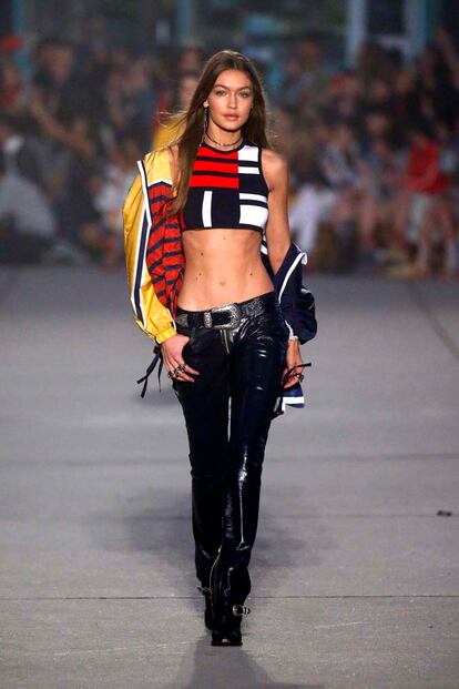 Gigi Hadid en el desfile de Tommy Hilfiger durante New York Fashion Week otoño invierno 2017.