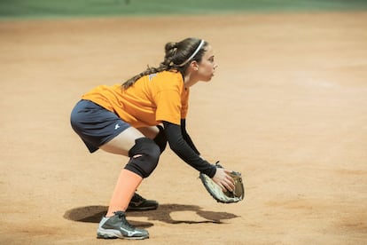 En España, la mayoría de equipos de sóftbol son femeninos. ¿Sufren machismo las jugadoras de Dridma? "La verdad es que no. Es más, los chicos nos arropan mucho. Este club empezó siendo de mujeres y abrimos las puertas a los hombres porque no podría ser de otra de manera. Es un deporte de ambos sexos".