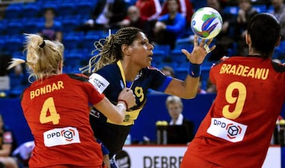 La española Marta Mangue recibe el balón ante las rumanas Oana Carmina Bondar y Aurelia Bradeanu.