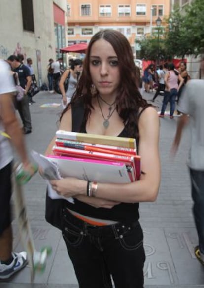 Estudiantes en la calle de los Libreros.