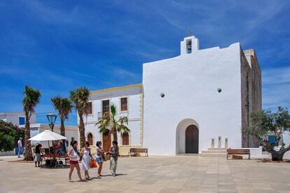 Sant Francesc Xavier es la capital de Formentera. Su epicentro y edificio más relevante es la iglesia parroquial, de aspecto austero puesto que se construyó como una fortaleza defensiva.