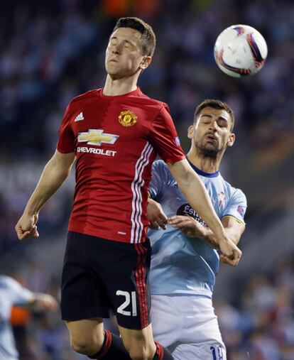 El defensa del Celta Jony salta a por un balón con Andre Herrera, del Manchester United.