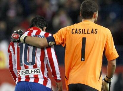 Casillas consuela a Agüero tras el <i>derby </i>madrileño del pasado sábado.