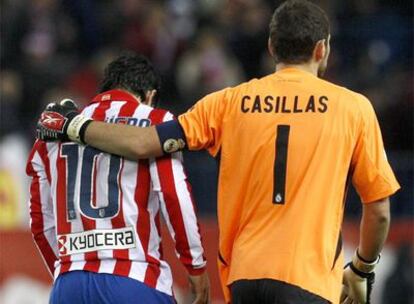 Casillas consuela a Agüero tras el <i>derby </i>madrileño del pasado  sábado.