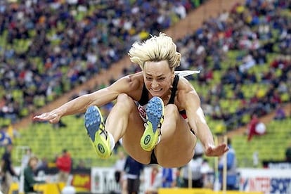 Heike Drechsler, durante la final de salto de longitud de los Europeos de Múnich 2002.