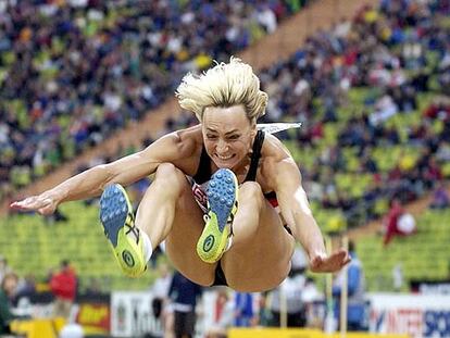 Heike Drechsler, durante la final de salto de longitud de los Europeos de Múnich 2002.