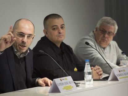 El abogado Elpidio José Silva y representantes del sector del taxi.