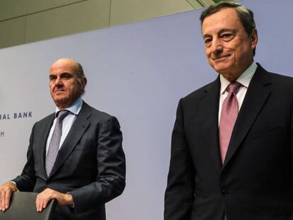 Luis de Guindos, junto a Mario Draghi.