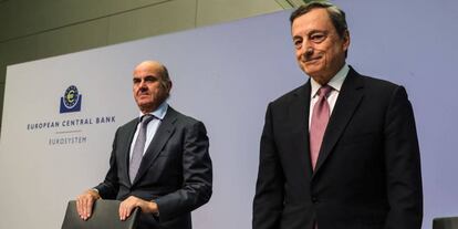 Luis de Guindos, junto a Mario Draghi.