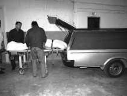 Barcelona, 27.4.2000 Operarios de la "Funeraria del Garraf" en Sant Pere de Ribes (Barcelona) Foto: Carles Ramos