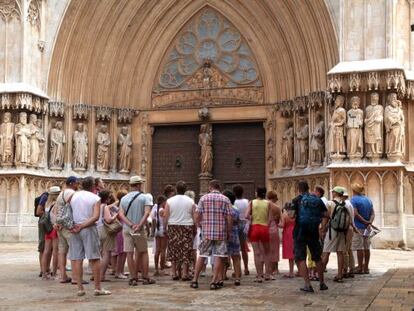 Un grupo de turistas frente a la catedral de Tarragona.