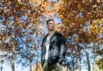 Marc Ferrer, director de 'Reir, cantar, tal vez llorar', a las orillas de Madrid Ro.