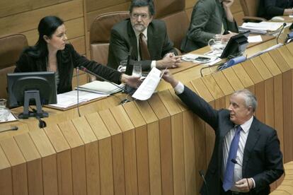 Pachi Vázquez (derecha) entrega una proposición de ley para blindar los servicios públicos a la presidenta del Parlamento.
