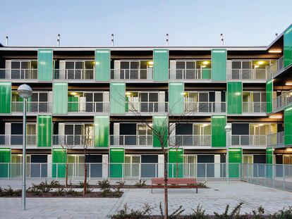 <b>Exprimir 50 m2</b>Este bloque de viviendas sociales de Coll Leclerc en Lleida ganó el premio a la mejor vivienda social de Cataluña. Flexibles, con aparcamiento y jardín, se alquilan por 300 euros al mes.