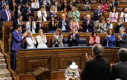 Miembros del Gobierno de coalición y la bancada socialista aplauden en el Congreso de los Diputados.