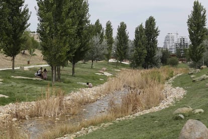 Zona de bancales en el parque. A lo lejos, a la derecha, varias edificaciones de Valdebebas.