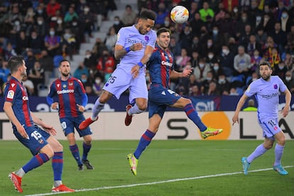 Aubameyang marca uno de los goles del Barcelona ante el Levante.