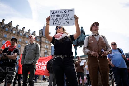 Manifestación contra el racismo en Liverpool, el pasado día 3. El cartel que exhibe la joven dice "Tu patriotismo racista huele a fascismo".