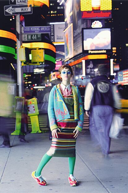 Pipilotti Rist, en Nueva York. Un vídeo suyo se proyectó en la pantalla del fondo.