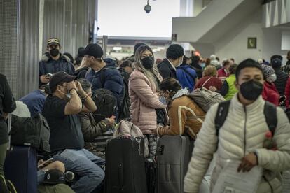 En las últimas 24 horas, al menos 65 vuelos a Ciudad de México fueron cancelados debido a que aerolíneas se vieron afectadas por la escasez de personal debido al covid-19.