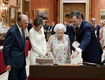 El duque de Edimburgo, la reina Letizia, la reina Isabel II y el rey Felipe VI.