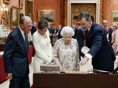 El duque de Edimburgo, la reina Letizia, la reina Isabel II y el rey Felipe VI.