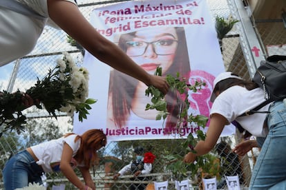 Colectivas feministas afuera del Reclusorio Oriente, en Ciudad de México, durante una de las audiencias en contra del asesino de Ingrid Escamilla, el 5 de septiembre de 2022.