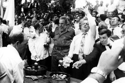 Fidel Castro y Manuel Fraga, durante la elaboración de la queimada, en la visita de los dos presidentes a Láncara.