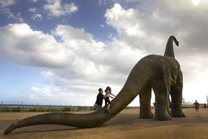 El brachiosaurio al aire libre que sirve de reclamo de <i>Dinosaurios park,</i> ayer.