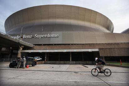 Soldados de la Guardia Nacional custodian el Superdome en Nueva Orleans, uno de los refugios usados durante el huracán Mitch.