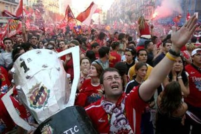 Miles de aficionados del Gimnastic de Tarragona celebran en la ciudad el ascenso del club a la Primera División.