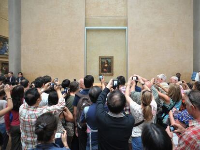 Decenas de turistas fotograf&iacute;an la Mona Lisa en el Louvre.