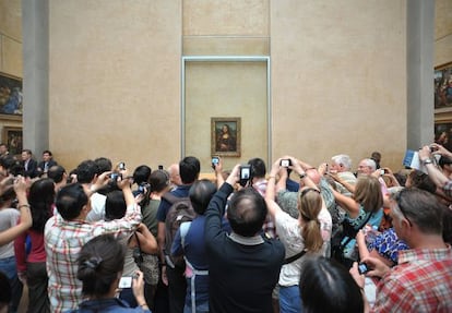 Decenas de turistas fotograf&iacute;an la Mona Lisa en el Louvre.