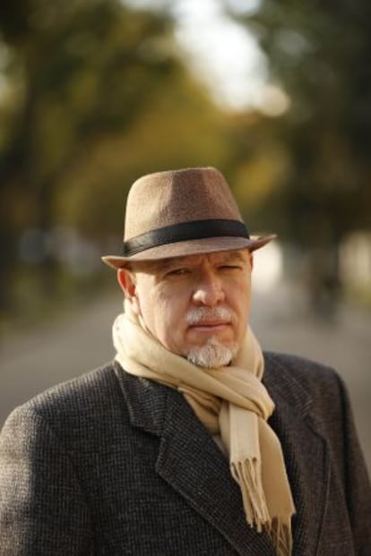 El escritor Jorge Fernández Díaz en la terraza del Café Gijón en Madrid.