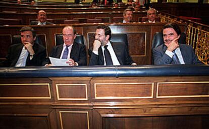 De izquierda a derecha, en primer término: Ángel Acebes, Rodrigo Rato, Mariano Rajoy y José María Aznar, durante el pleno de ayer.