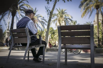 Un jubilado descansa en un parque de Barcelona.