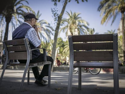 Un jubilado descansa en un parque de Barcelona.