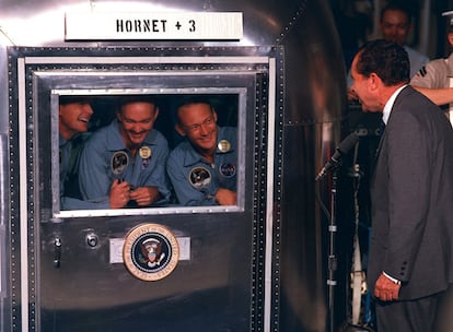 Los astronautas fueron puestos en cuarentena nada más llegar a la tierra. En la imagen, el presidente Nixon charla con los astronautas poco después del amerizaje. Los tres astronautas fueron trasladados en avión hasta Houston, donde siguieron confinados durante cerca de tres semanas. La NASA temía hubieran traído consigo algún elemento patógeno de la Luna (Foto: NASA).