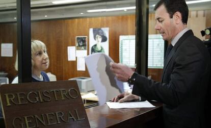 Tomás Gómez entrega el recurso en el registro del Constitucional el pasado mes de octubre.