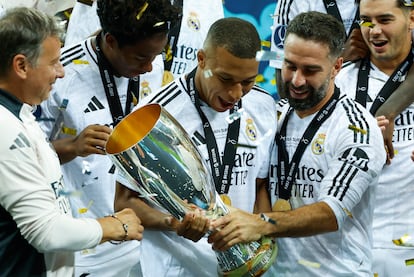 El delantero del Real Madrid Kylian Mbappé, con el trofeo de la Supercopa de Europa, este miércoles.