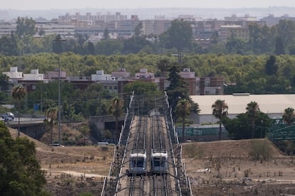 Dos trenes del metro de Sevilla, en julio.