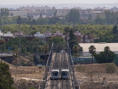 Dos trenes del metro de Sevilla, en el puente de hierro entre Tablada y San Juan Bajo.