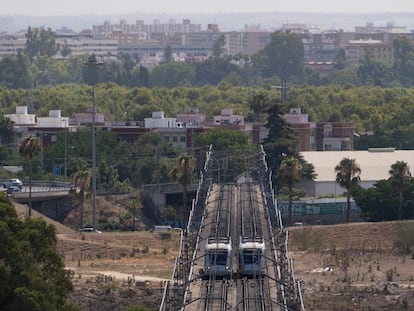 Dos trenes del metro de Sevilla, en julio.