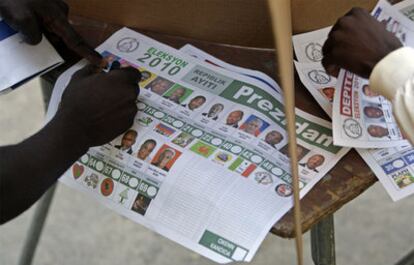 Un votante marca su voto en una papeleta de elección en Puerto Príncipe.