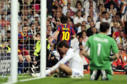 Messi celebra el primer gol del Barça junto a Afellay, con Casillas y Ramos en primer término.