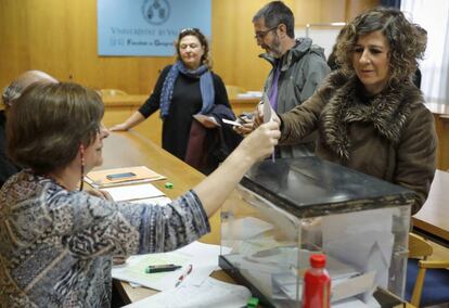 Profesores votan este jueves en la Facultad de Historia de la Universitat de València.