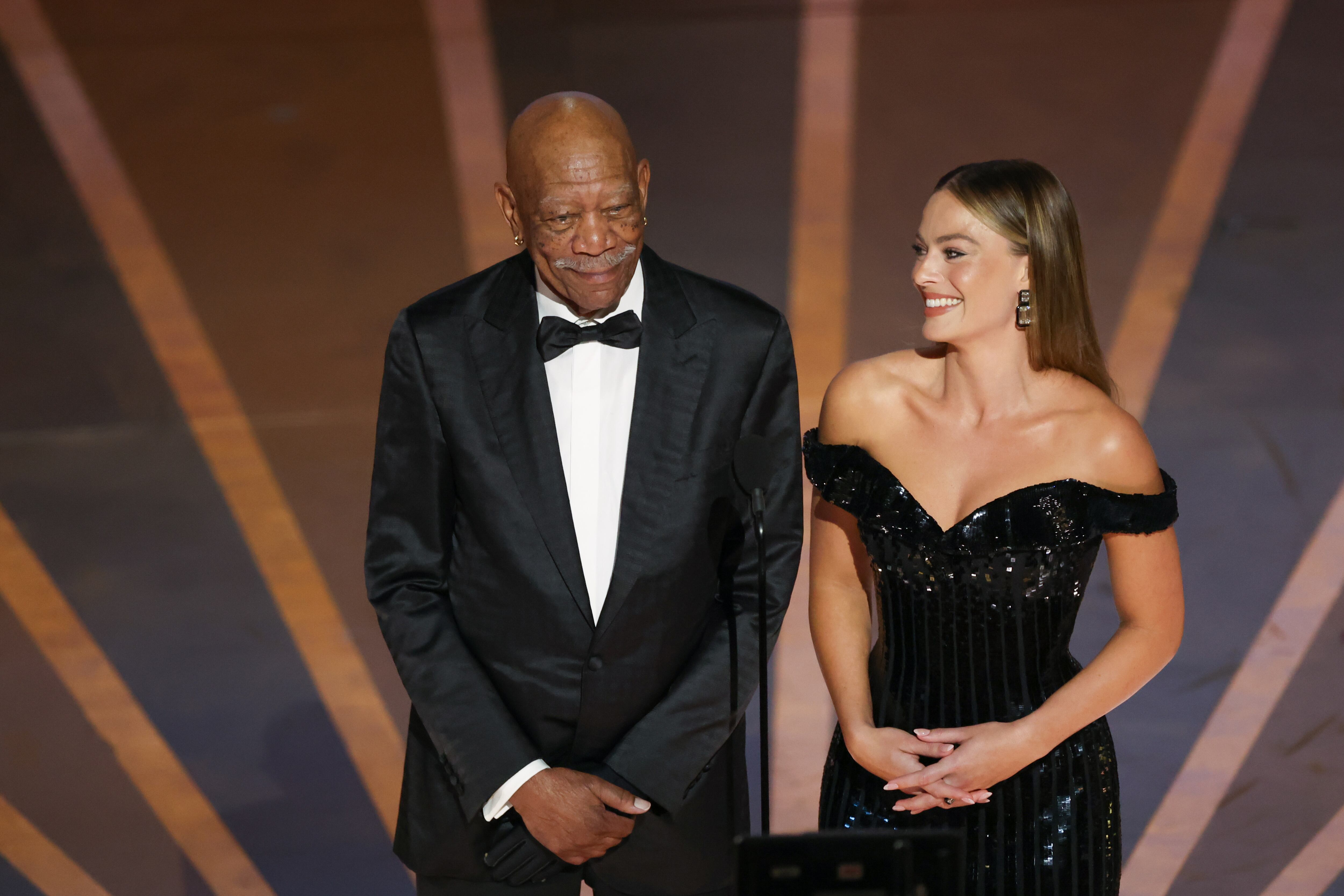 Morgan Freeman y Margot Robbie en los Oscar de 2023.