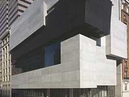 El Centro de Arte Contemporáneo Rosenthal, en Cincinnati, primera obra americana de Hadid.

Interior del edificio. La escalera atraviesa el vacío central.