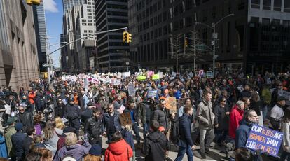 Participantes en manifestación contra la violencia de las armas, marchan por la 6ª Avenida de Nueva York.