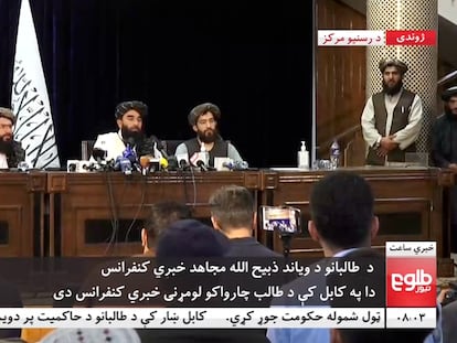 O porta-voz talibã, Zabihullah Mujahid, na primeira coletiva de imprensa do grupo islamista em Cabul.